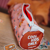 Geöffnete Federmappe in der Farbe Flore liegt auf einem Tisch mit Buttons rundherum