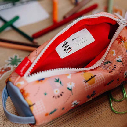 Geöffnete Federmappe auf Tisch mit vielen Utensilien wie Stiften und Büroklammern