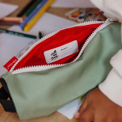 Federmappe in der Farbe Mini Pistache liegt auf Tisch mit Zetteln und Stiften