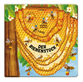 Buchcover – Kinderbuch „Der Bienenstock“ mit großem Honigwaben-Bienenstock und vielen Bienen.