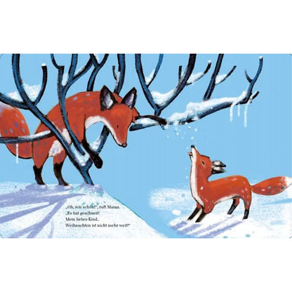 Buchseite – Der kleine Fuchs spielt im Schnee, während Mama Fuchs liebevoll sagt: „Es hat geschneit! Mein liebes Kind, Weihnachten ist nicht mehr weit.“ Warmherzige Geschichte über Vorfreude, Familie und die Magie der Adventszeit.