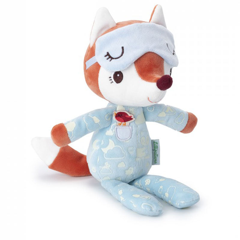 Kuscheltier-Fuchs mit hellblauem Schlafanzug, von vorne liegend sitzend fotografiert.