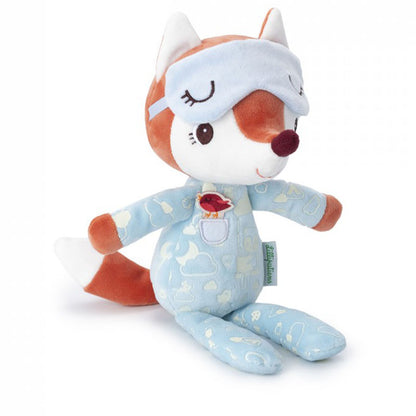 Kuscheltier-Fuchs mit hellblauem Schlafanzug, von vorne liegend sitzend fotografiert.