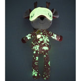 Leuchtendes Plüschreh im Dunkeln, Muster und Schlafmaske fluoreszieren