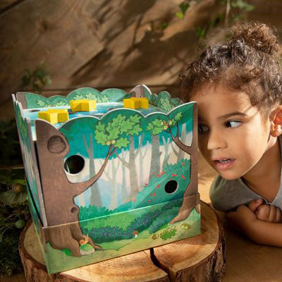 Kind schaut durch die Löcher beim Kinderspiel Waldfreunde von Haba