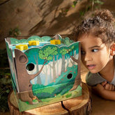 Kind schaut durch die Löcher beim Kinderspiel Waldfreunde von Haba