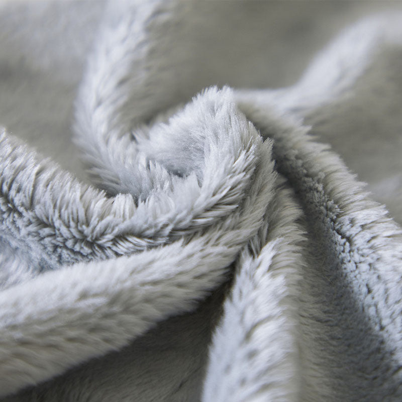 Nahaufnahme von weichem, grauem Plüschstoff.