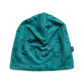 Smaragdfarbene Kinderhaube aus Merinowolle und Seide mit Fuchs Design, weich und nachhaltig gefertigt, fotografiert auf weißem Hintergrund