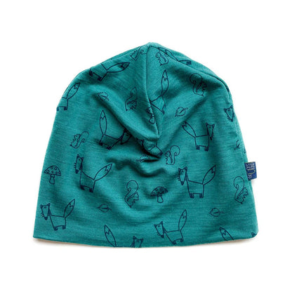 Smaragdfarbene Kinderhaube aus Merinowolle und Seide mit Fuchs Design, weich und nachhaltig gefertigt, fotografiert auf weißem Hintergrund