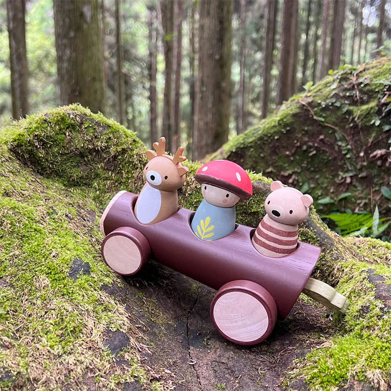 Holz-Taxi mit Waldfiguren