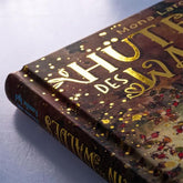 Detailaufnahme – Buchrücken mit golden schimmerndem Titel und funkelnden Verzierungen.