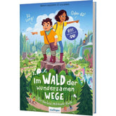 Buchcover „Im Wald der wundersamen Wege“ – Zwei Kinder stehen auf einem Baumstumpf im Wald und zeigen in verschiedene Richtungen, bunte Waldlandschaft im Hintergrund.