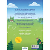 Buchrückseite – Textbeschreibung des Buches vor einer grünen Waldlandschaft mit Hügeln, Bäumen und einem kleinen Haus.