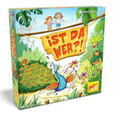 Illustration eines bunten Kinderspiels mit Dschungelmotiv, einem Pfau und zwei Kindern auf einer Hängebrücke – Spielschachtel „Ist da wer?!“
