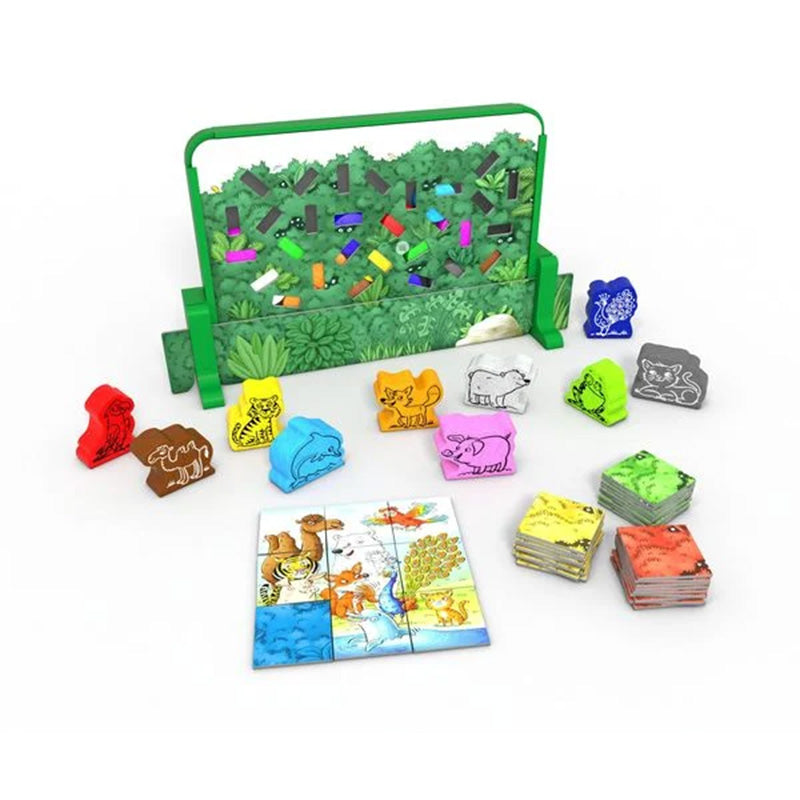 Spielaufbau mit grünem Sichtschirm, bunten Holztieren und Spielkarten auf einem weißen Hintergrund.