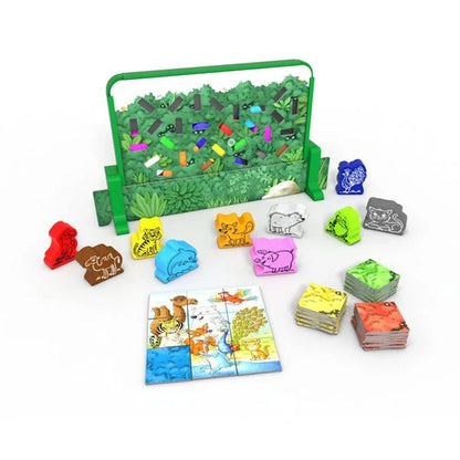 Spielaufbau mit grünem Sichtschirm, bunten Holztieren und Spielkarten auf einem weißen Hintergrund.