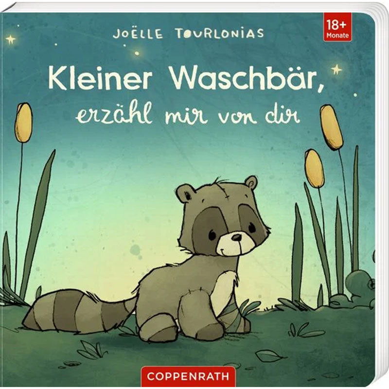 Buchcover Illustration eines kleinen Waschbären auf einer Wiese mit Schilf, Titel „Kleiner Waschbär, erzähl mir von dir“