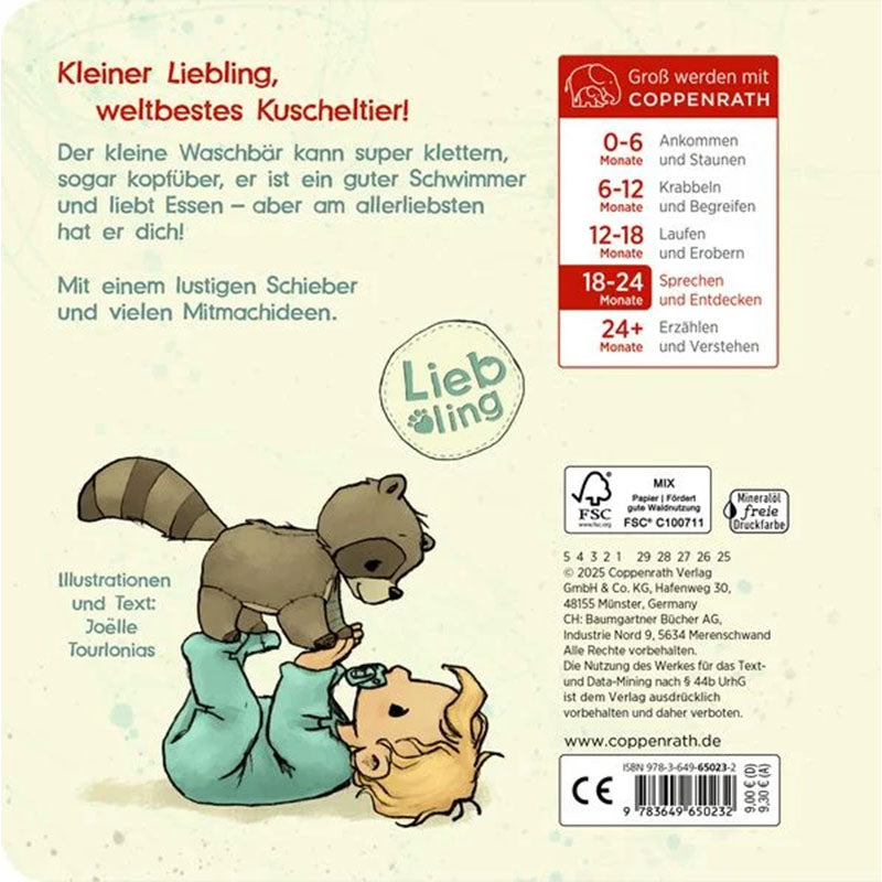 Baby liegt am Rücken und hält einen kleinen Waschbären über sich, Infotext und Altersangaben.