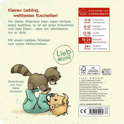 Baby liegt am Rücken und hält einen kleinen Waschbären über sich, Infotext und Altersangaben.