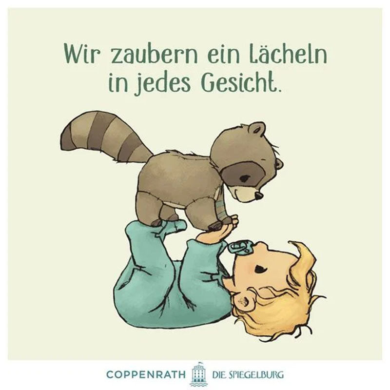 Kind liegt am Rücken und hält den kleinen Waschbären hoch, Text „Wir zaubern ein Lächeln in jedes Gesicht“.