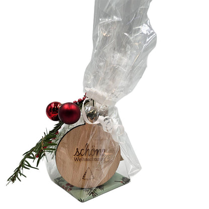„Geschenkset mit Holzanhänger ‚schöne Weihnachtszeit‘, verpackt in Zellophan und mit festlicher Deko