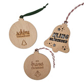 Drei Holzanhänger: Weihnachtskugel ‚schöne Weihnachtszeit‘, Weihnachtskugel ‚ein braves Christkindl‘ und Holz-Glocke ‚Kling Glöckchen‘