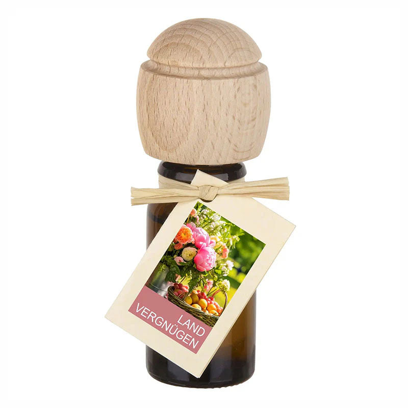 Holzduftflasche mit Holzdeckel und Etikett ‚Landvergnügen‘.