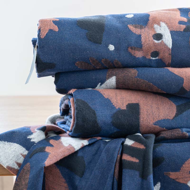 Aufgerollte Fuchs Kuscheldecken liegen aufeinander