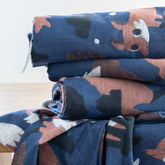 Aufgerollte Fuchs Kuscheldecken liegen aufeinander