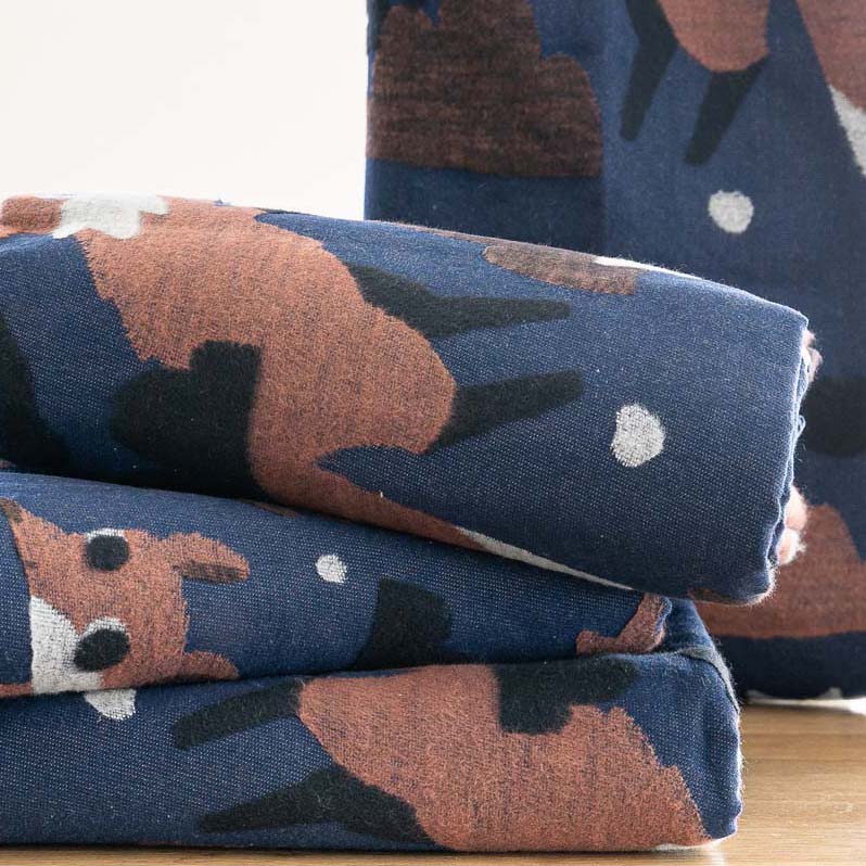 gestapelte Fuchs Kuscheldecken liegen übereinander