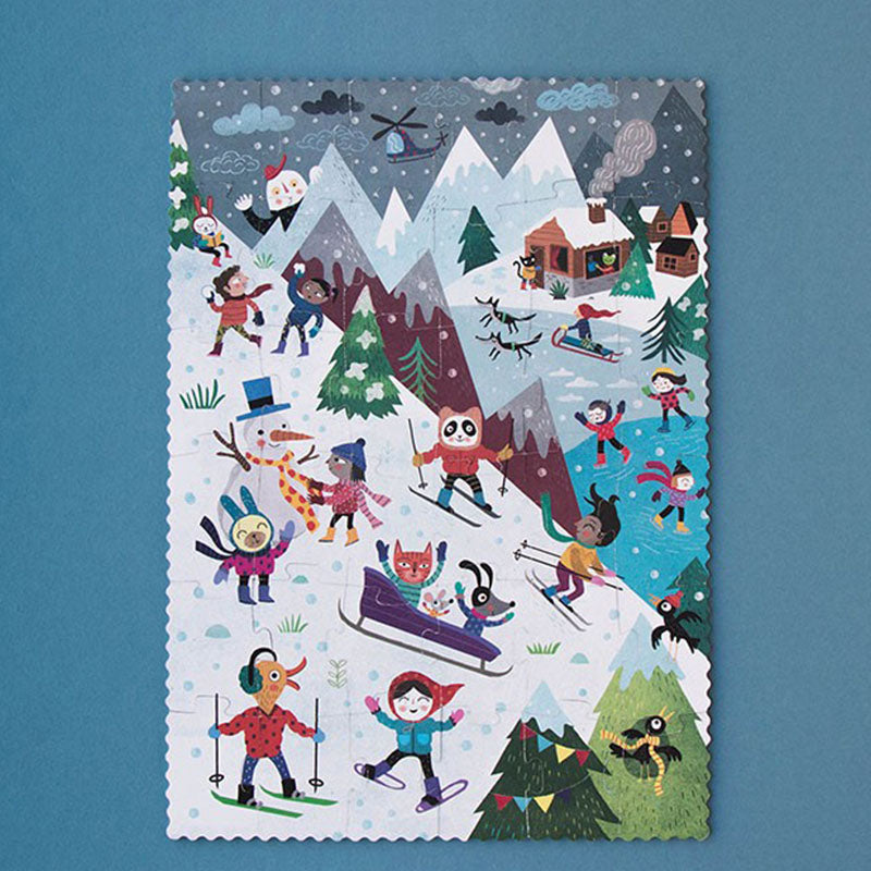 Ein bunt illustriertes Puzzle mit einer Winterlandschaft: Kinder und Tiere spielen im Schnee, fahren Ski, rodeln und bauen Schneemänner, im Hintergrund Berge und eine Holzhütte.