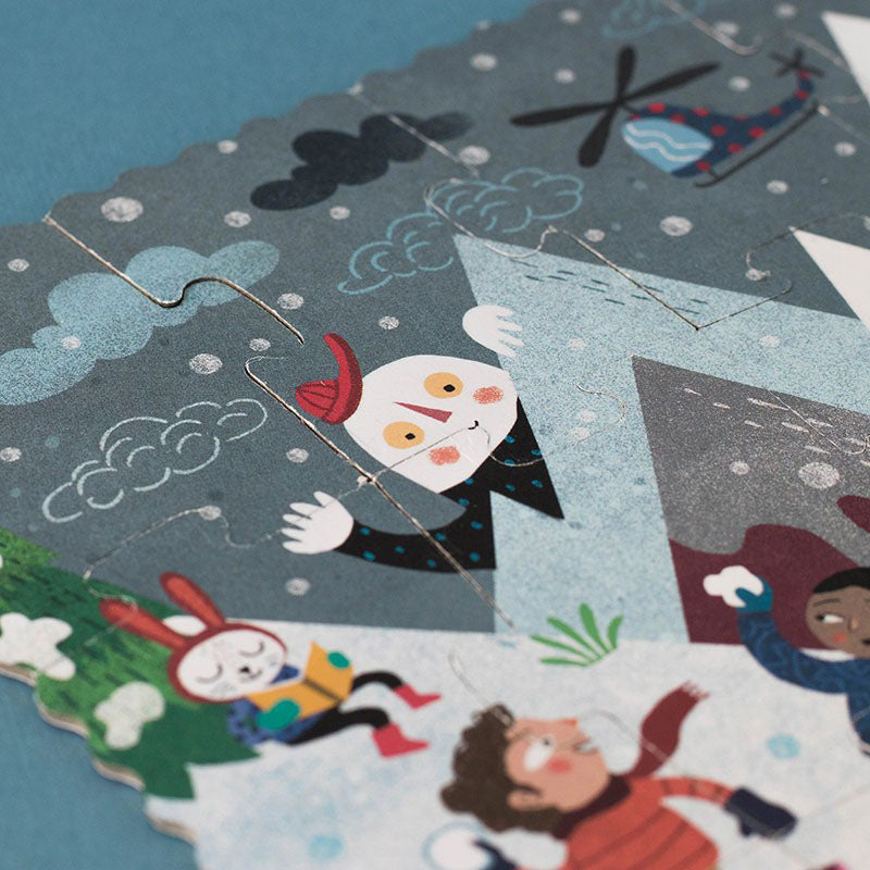 Detailansicht eines Puzzles mit einem weißen Charakter mit roter Mütze, der hinter grauen Bergen hervorschaut, während Schneeflocken fallen.