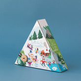 Rückseite der Pyramidenverpackung des Puzzles mit winterlicher Illustration: Kinder beim Skifahren, Rodeln und Schneemannbauen, beschriftet mit „Let’s Go to the Mountain!“.