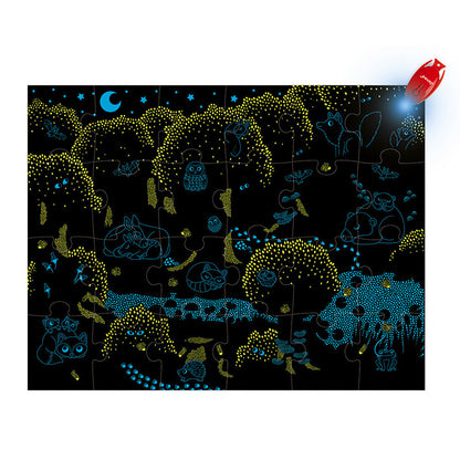 Nachtansicht des Puzzles mit leuchtenden Elementen und Tieren, sichtbar durch die magische Lampe.