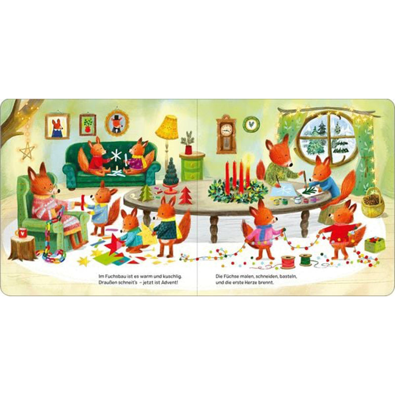 Buchseiten – Im Fuchsbau wird es gemütlich: Kleine Füchse basteln, malen und schmücken den Raum mit Girlanden und Adventskranz, während draußen der Schnee fällt.