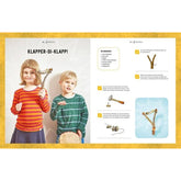 Bastelseite mit zwei Kindern und Anleitung für die Herstellung einer Klapper aus Naturmaterialien.