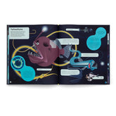 Buchseite Innenseite, Tiefseefische im dunklen Ozean, bunte Darstellung leuchtender Meeresbewohner.