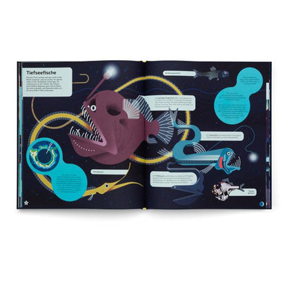 Buchseite Innenseite, Tiefseefische im dunklen Ozean, bunte Darstellung leuchtender Meeresbewohner.