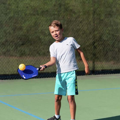 Kind spiel mit Pickleball