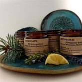 schön gestaltetes Teller mit Rotfeder Duftkerzen