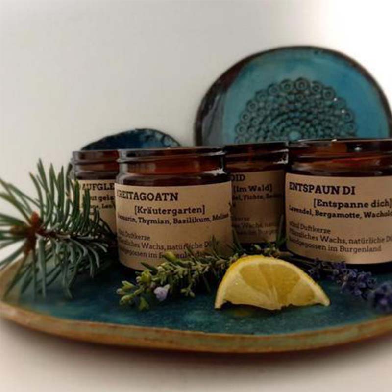 schön gestaltetes Teller mit Rotfeder Duftkerzen