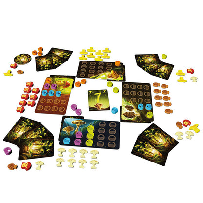 Spielmaterial von „Schätze des Waldes“ ausgebreitet: Spielkarten, farbige Spielsteine, Pilzfiguren und Spieltafeln mit Illustrationen.