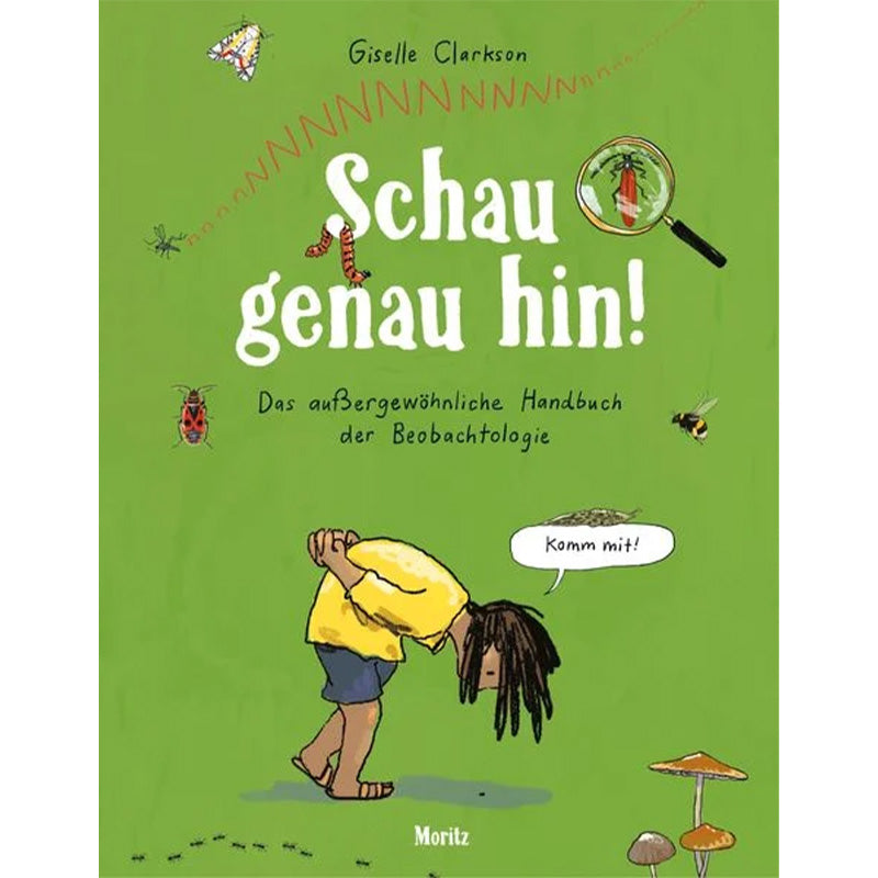 Buchcover „Schau genau hin!“. Grünes Cover mit einem Kind, das sich neugierig nach vorne beugt, um etwas am Boden zu beobachten, umgeben von Insekten und einer Lupe.