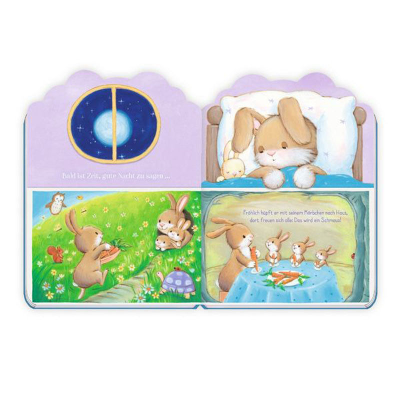 Buchseite – Innenseiten mit Abend- und Schlafensszenen, Hasenfamilie auf der Wiese und beim Zubettgehen.