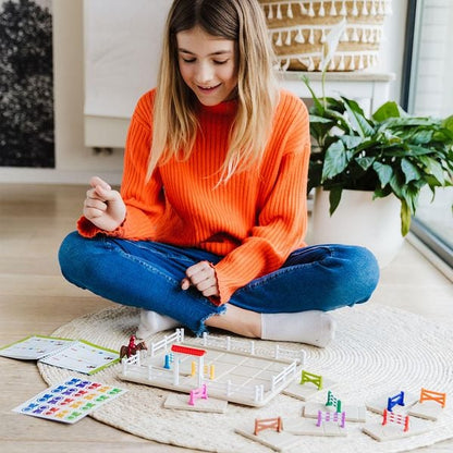 Kind spielt das Spiel Schwing die Hufe am Boden in einer Wohnung