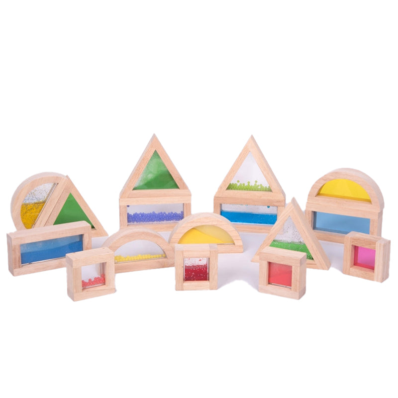 Sensorische Bausteine  ordentlich aufgestellt vor weißem Hintergrund