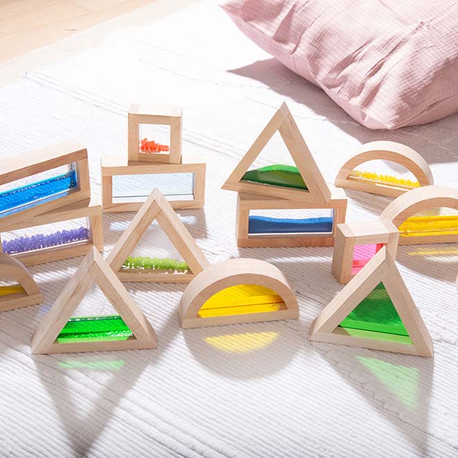 Auswahl an sensorischen Bausteinen die über den Boden verteilt aufgestellt sind