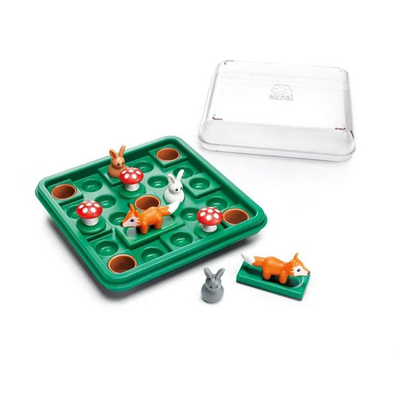 Geöffnetes Spielset mit Spielfeld, Figuren von Hasen, Füchsen und Pilzen sowie abnehmbarer transparenter Abdeckung.
