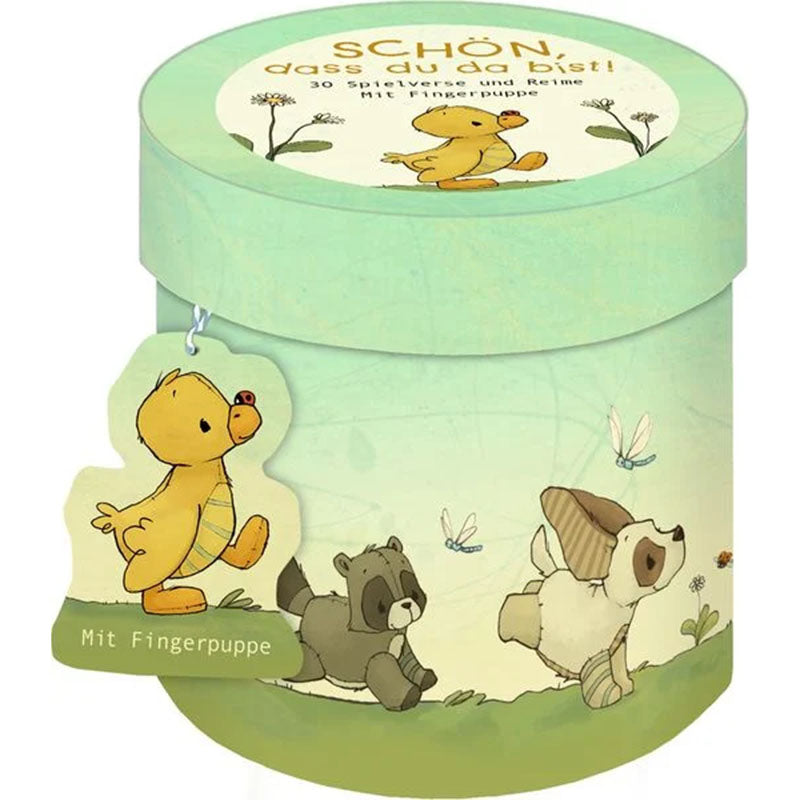Spielbox „Schön, dass du da bist!“ mit Küken, Waschbär und Hund auf grüner Wiese