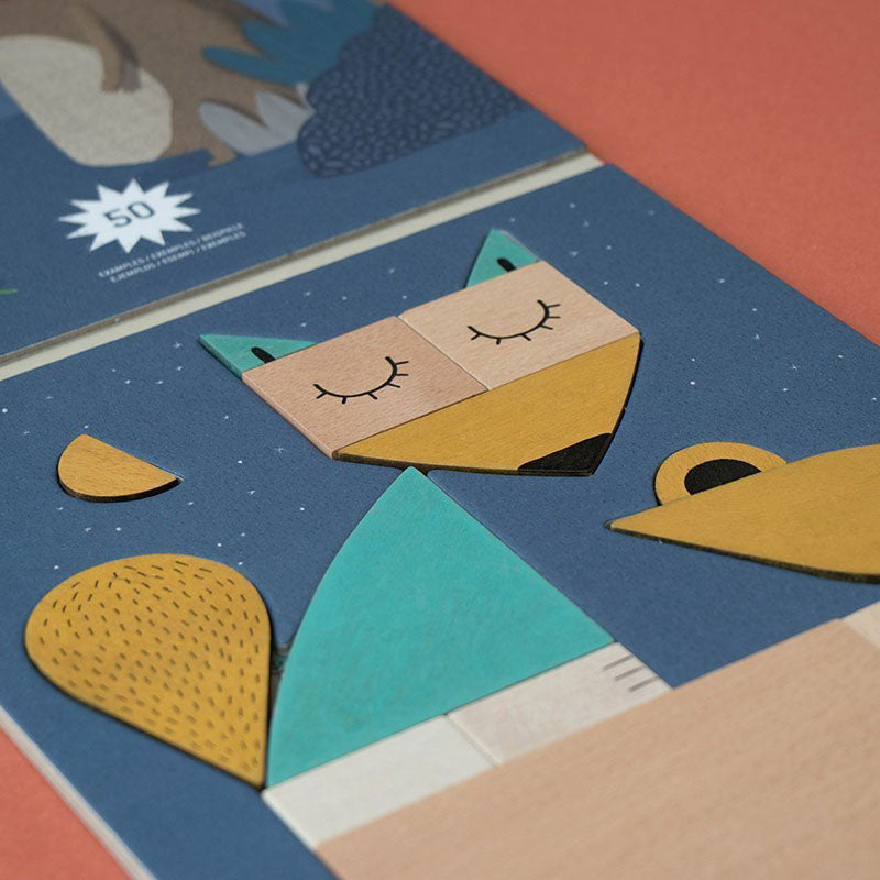Nahaufnahme des geöffneten Holzpuzzles „The Fox &amp; the Mouse“, das die zusammengesetzte Figur eines schlafenden Fuchses aus farbigen Holzformen zeigt.